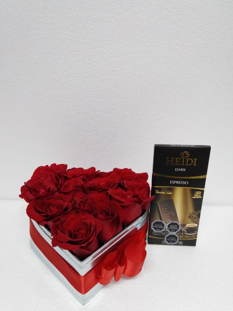 12 Rosas en Caja Corazón y Tableta de Chocolate Heidi Dark Espresso 80 Grs 